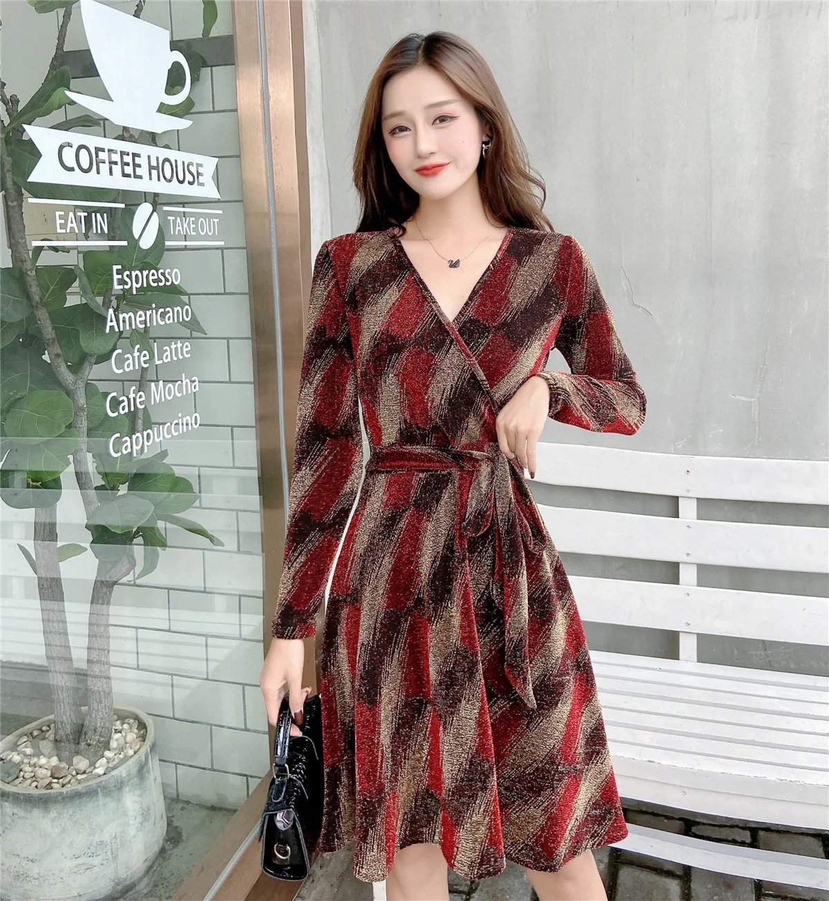 

Женское приталенное платье с длинным рукавом и воротником-стойкой