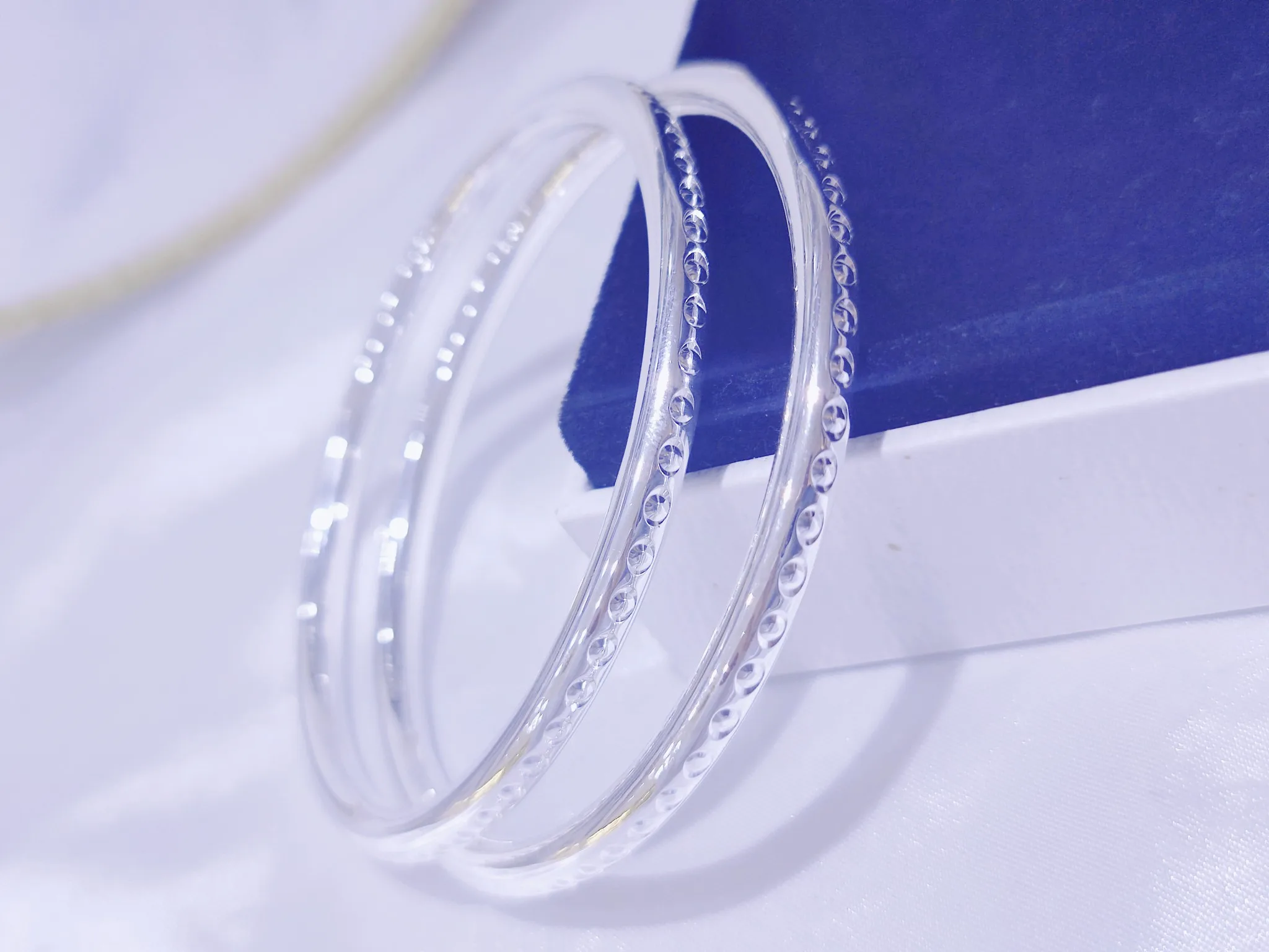 

Diamond flower closed bracelet. Retro temperament female