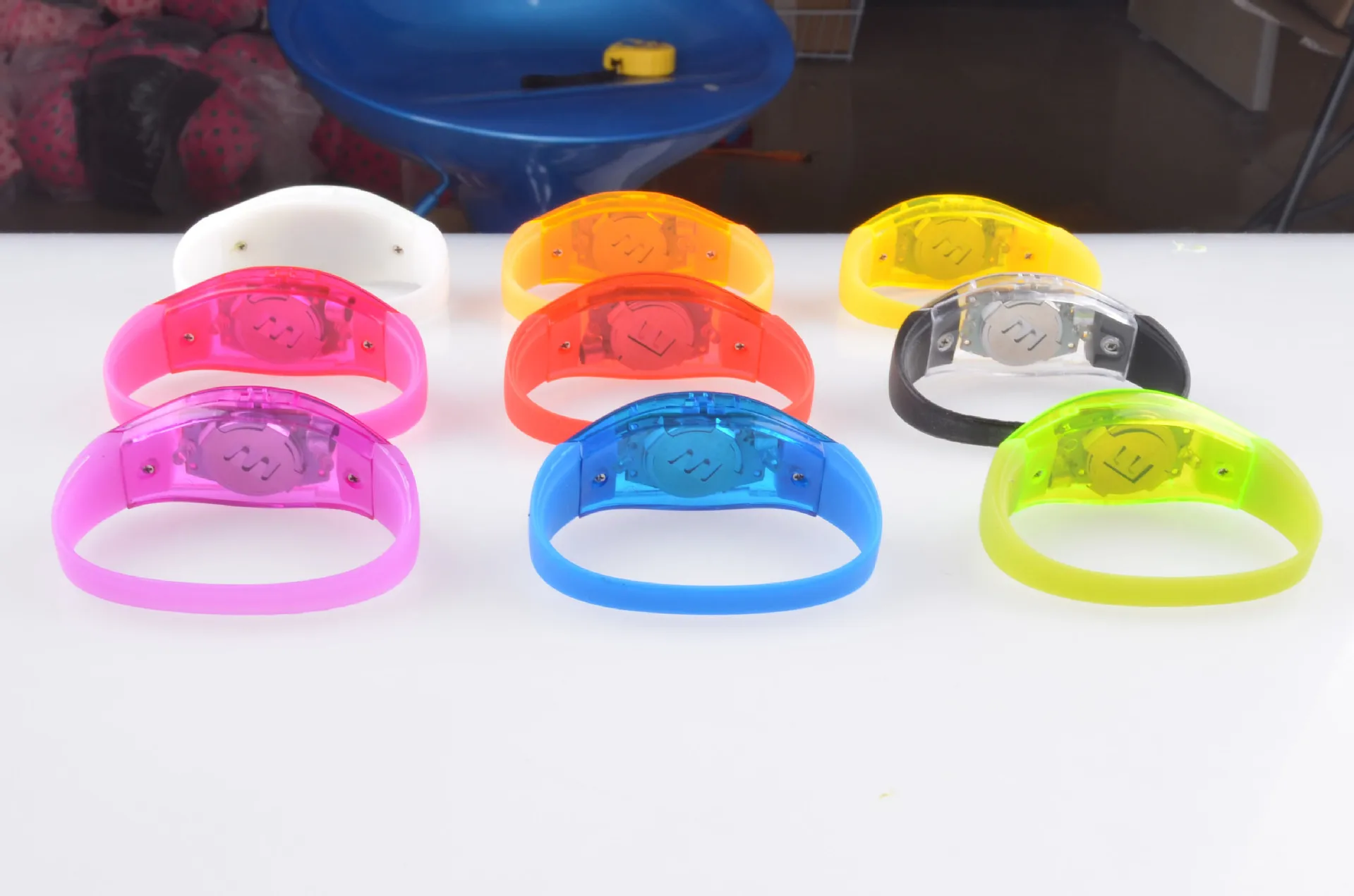 Силиконовый светодиодный светильник ящийся браслет со звуковым управлением