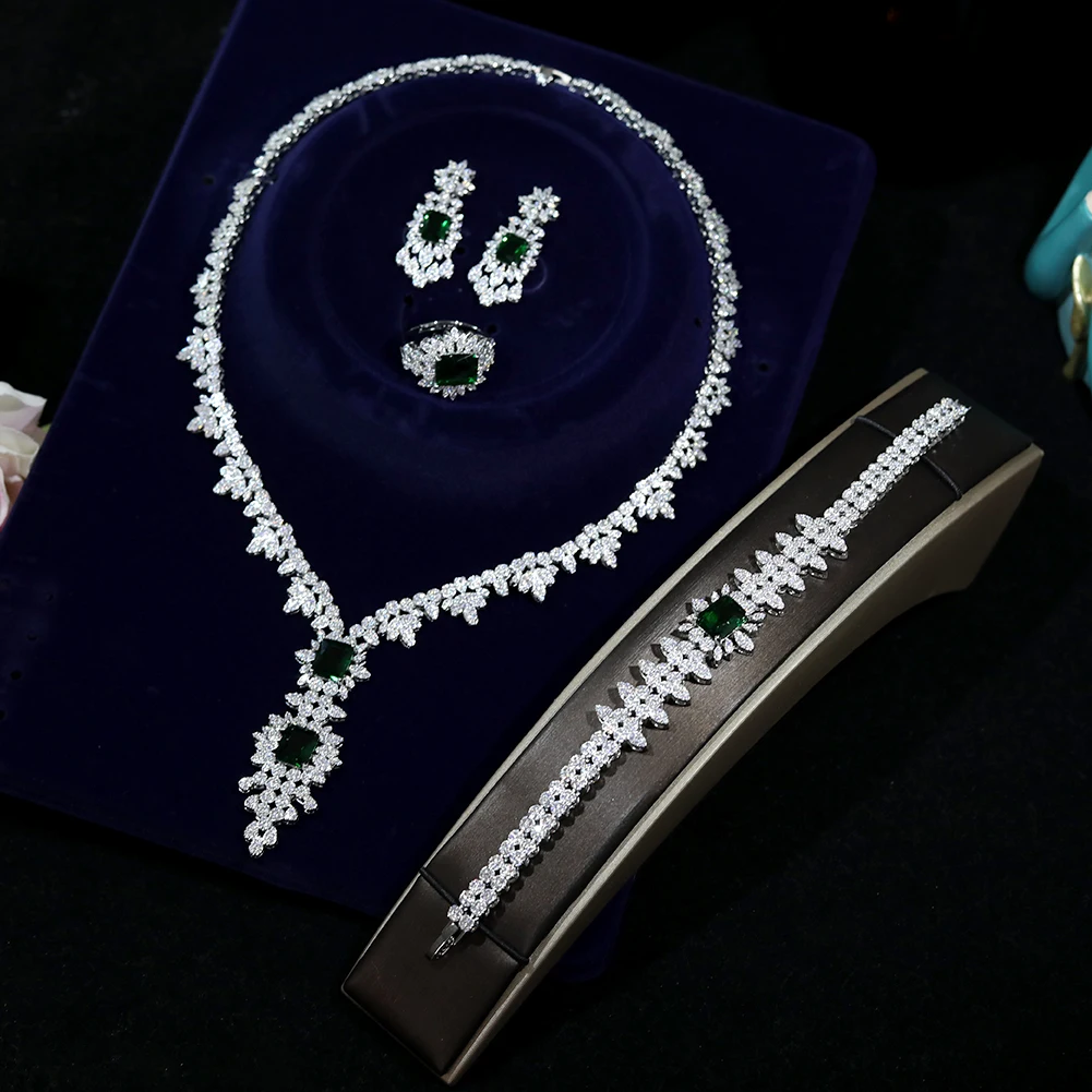 Комплект женских ювелирных изделий из колье и серёг |