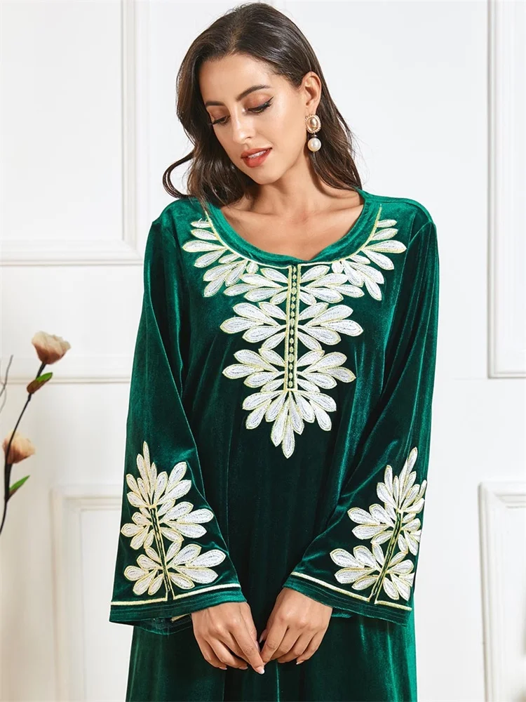 Бархатное платье-макси с длинным рукавом круглым вырезом и вышивкой | Женская