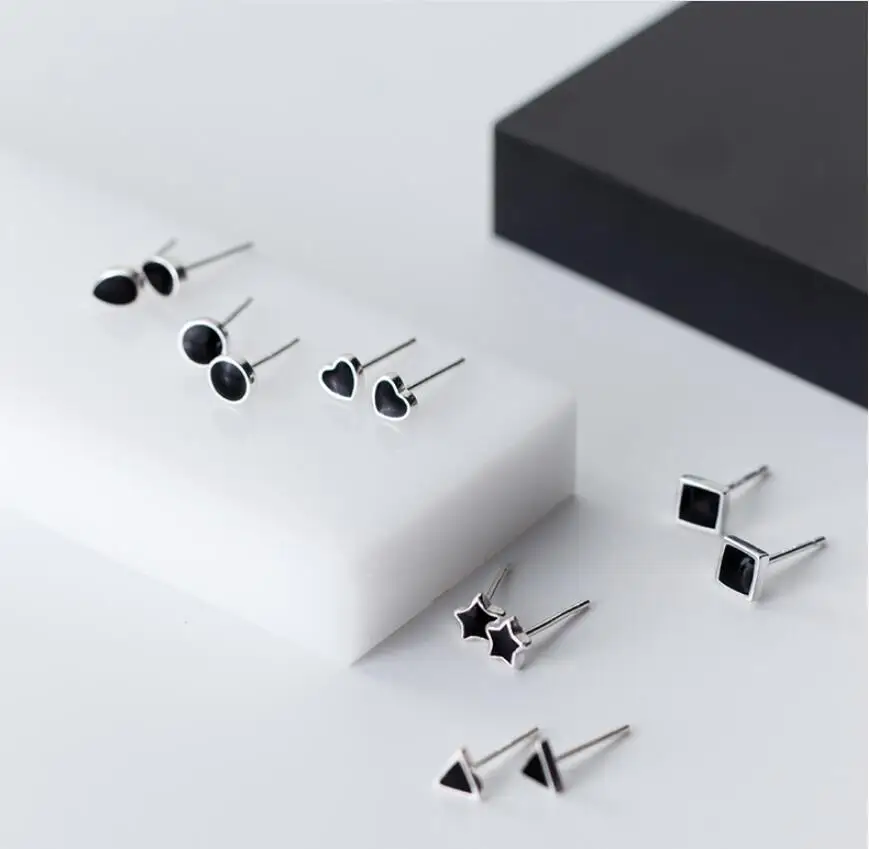 Женские квадратные серьги-гвоздики в форме сердца с черной звездой из
