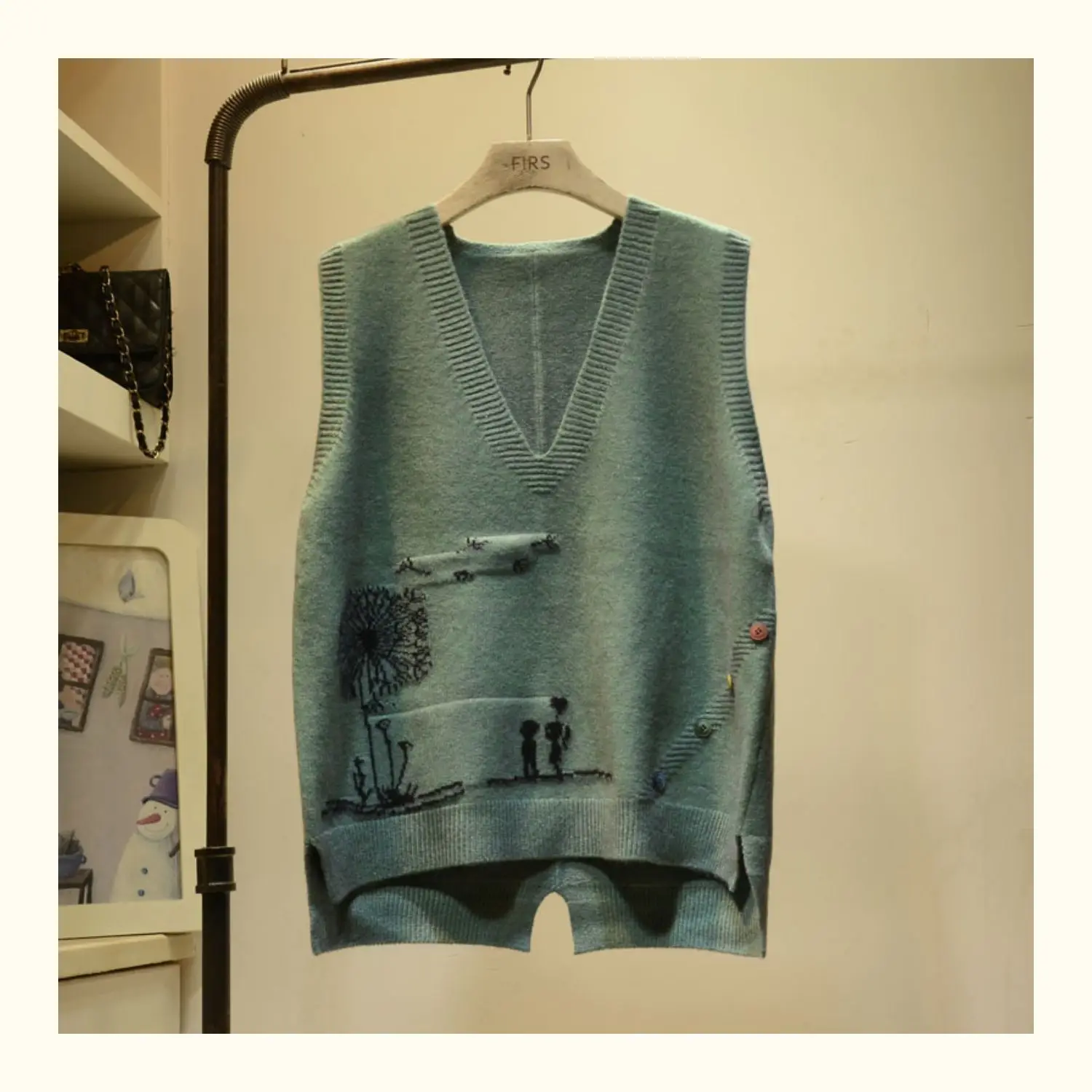 

New 2020 Embroidered V-neck Knitted Sweater Vest Women Cartoon Pattern Frill Loose Sleeveless Bottoming Pullover Sweater Vest