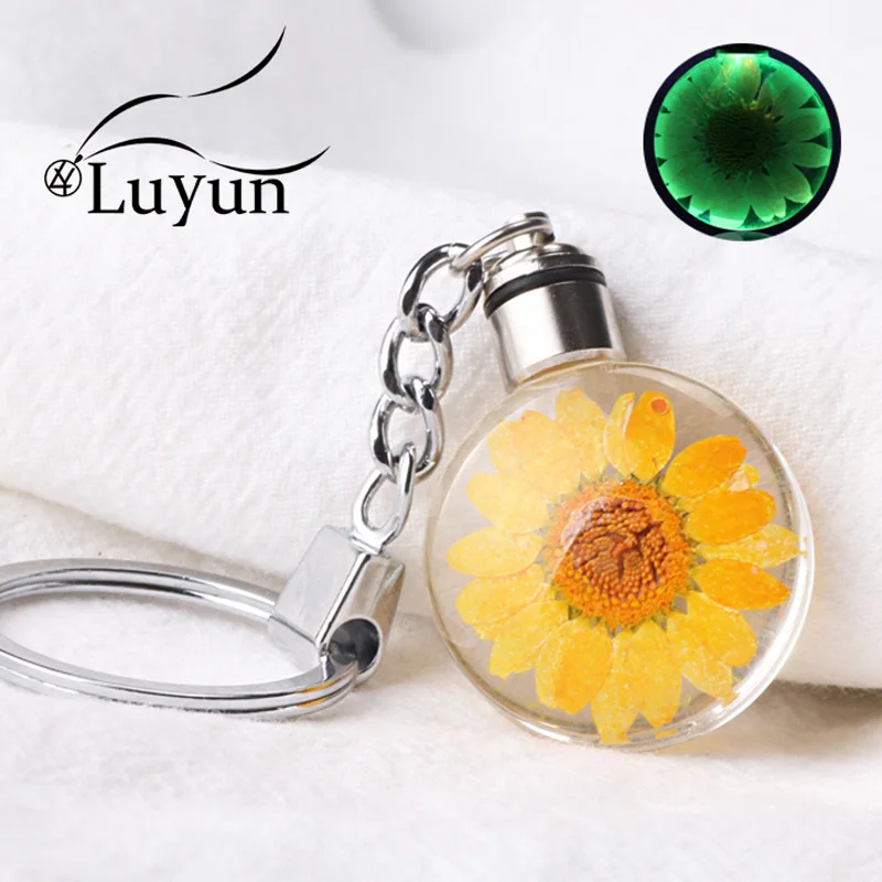 Оригинальный брелок Luyun с засушенными цветами светящийся для ключей женское