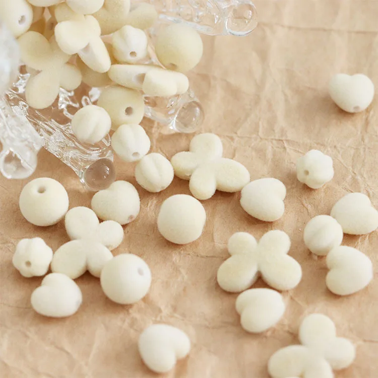 10 шт. бежевые акриловые флокированные круглые бусины-бабочки в форме сердца для