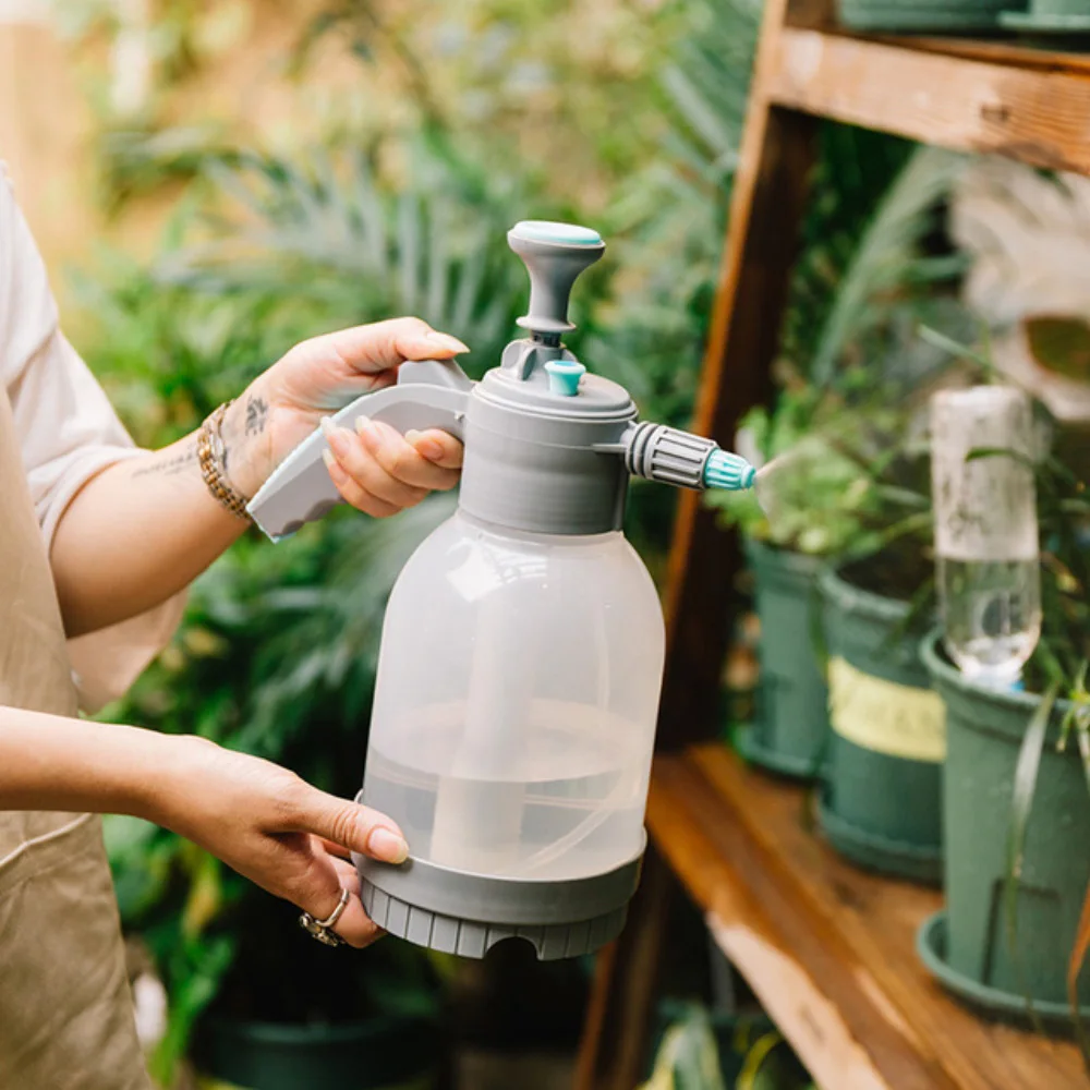 

2L Hand Pressure Sprayer Garden Watering Spray Bottle Disinfection Sprayer Bottle Manual Watering Can Ajustable Garden Sprayer