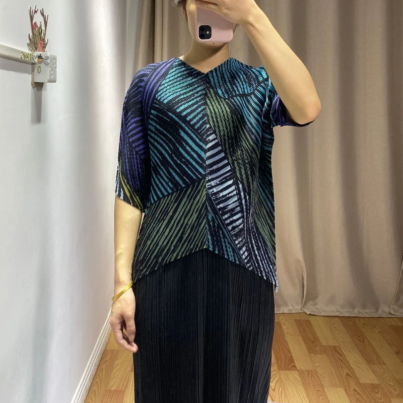 Changpleat, летняя коллекция, новинка, женские топы с принтом, футболка Miyak, плиссированная, модная, большой размер, необычный дизайн, рукав реглан, v-образный вырез, футболки