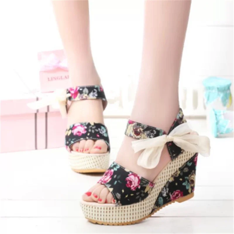 Женские босоножки на танкетке с цветочным принтом туфли бантом и лентами