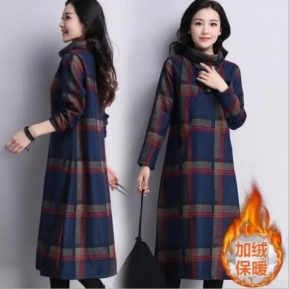 Зимнее женское длинное платье винтажное вельветовое в клетку с высоким