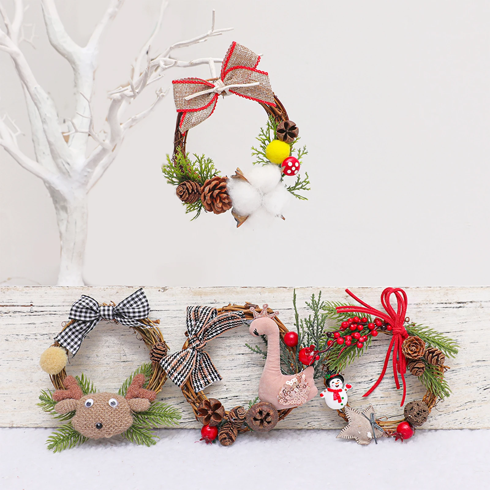 Рождественский венок маленький праздничный из ротанга с симпатичной плюшевой