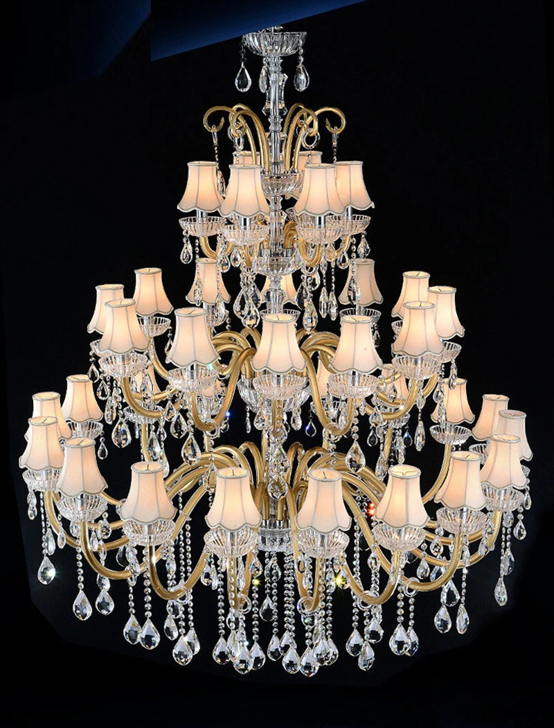 салон большая хрустальная люстра три слоя зал освещения современный отель