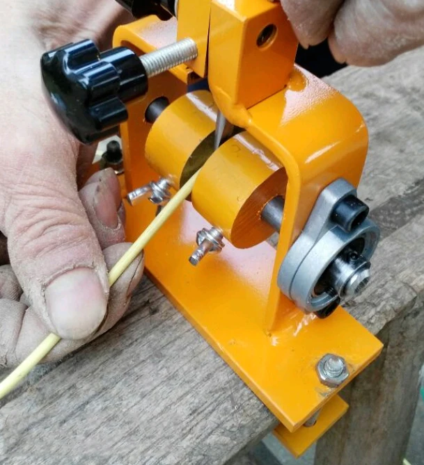 Механическая машина для снятия и очистки провода.