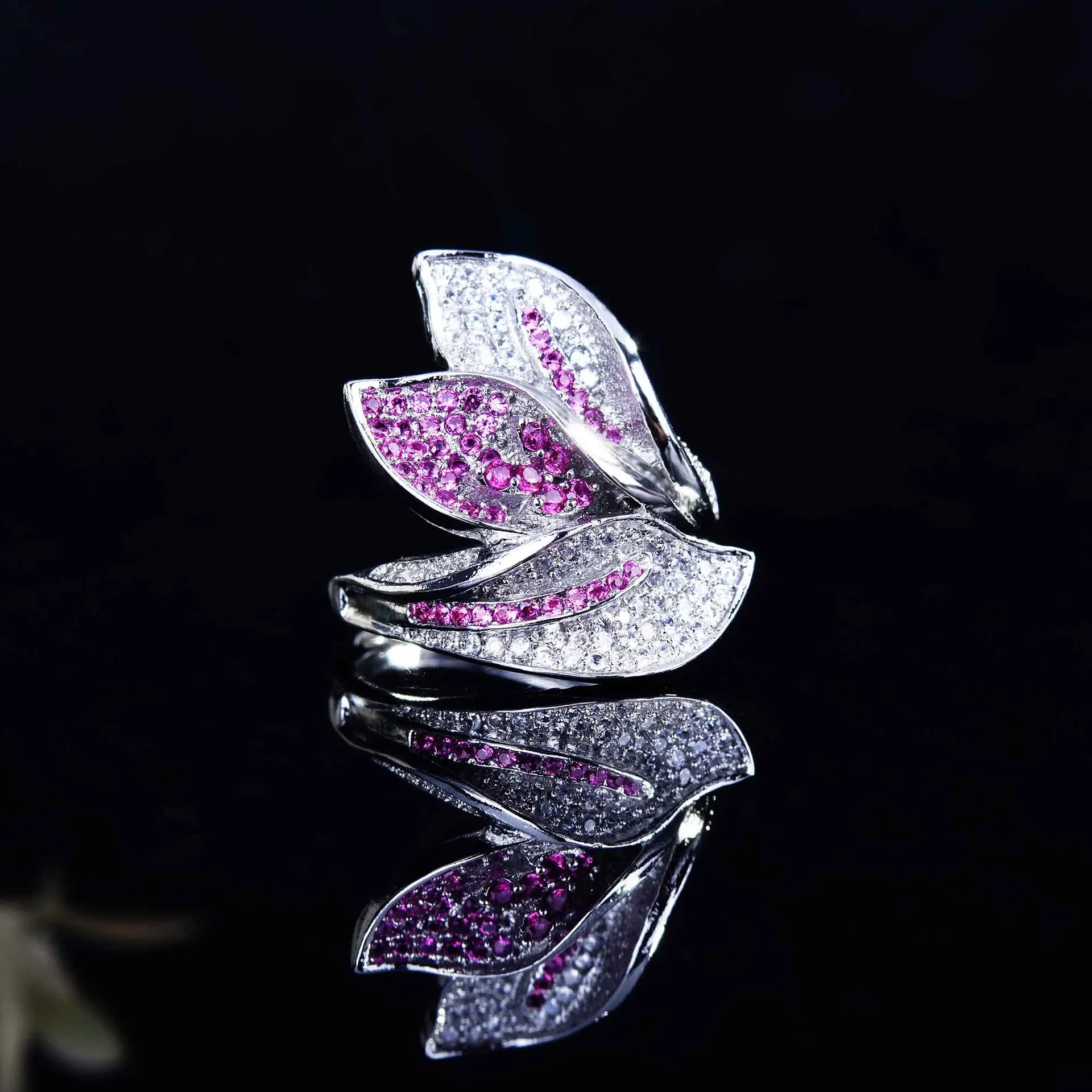 

Personality Trendy Diamonds Inlaid Jewelry For Females Ruby-Corundum Leaves Rings Cocktail Party Accessoires 2021 New Design