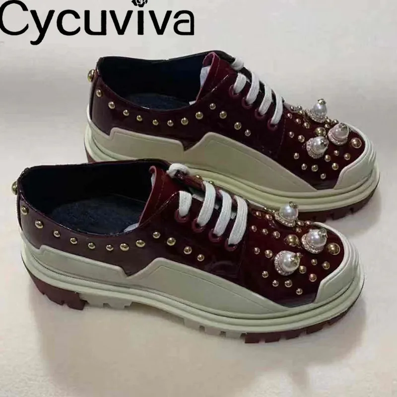 Шикарные кроссовки из лакированной кожи украшенные жемчугом Разноцветные