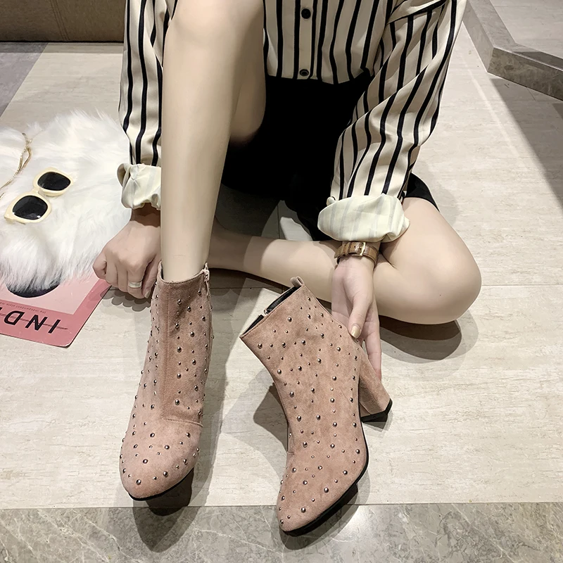 Недорогие женские ботильоны с заклепками Зимние Модные Замшевые полусапожки на