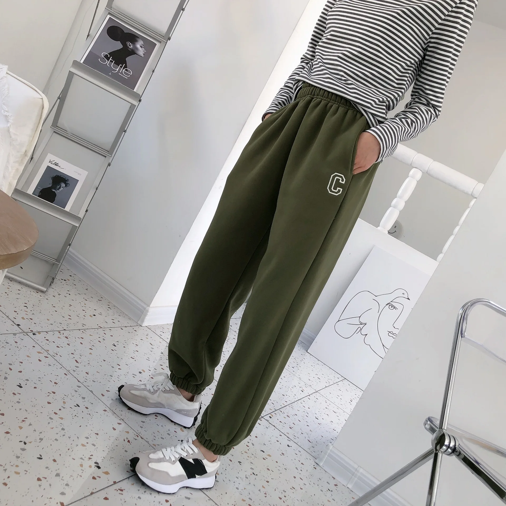 

Зимние женские свободные флисовые спортивные брюки большого размера, простые однотонные хлопковые брюки с поясом, утепленные флокированны...