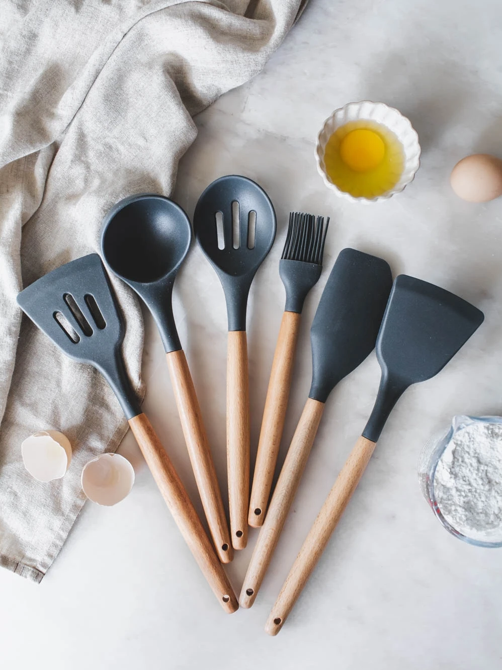 

Wooden Handle Silicone Non-Stick Spatula Kitchen Heat-Resistant High Temperature Soup Spoon and Strainer Baking Scraper Brush