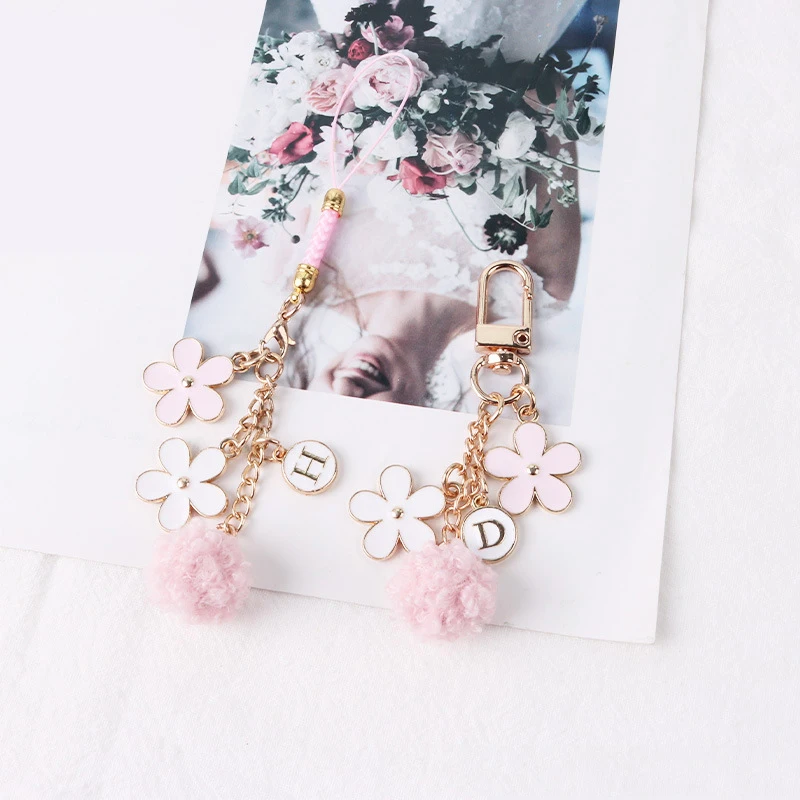 Модный брелок для ключей с цветочным меховым шариком и буквенным помпоном женщин
