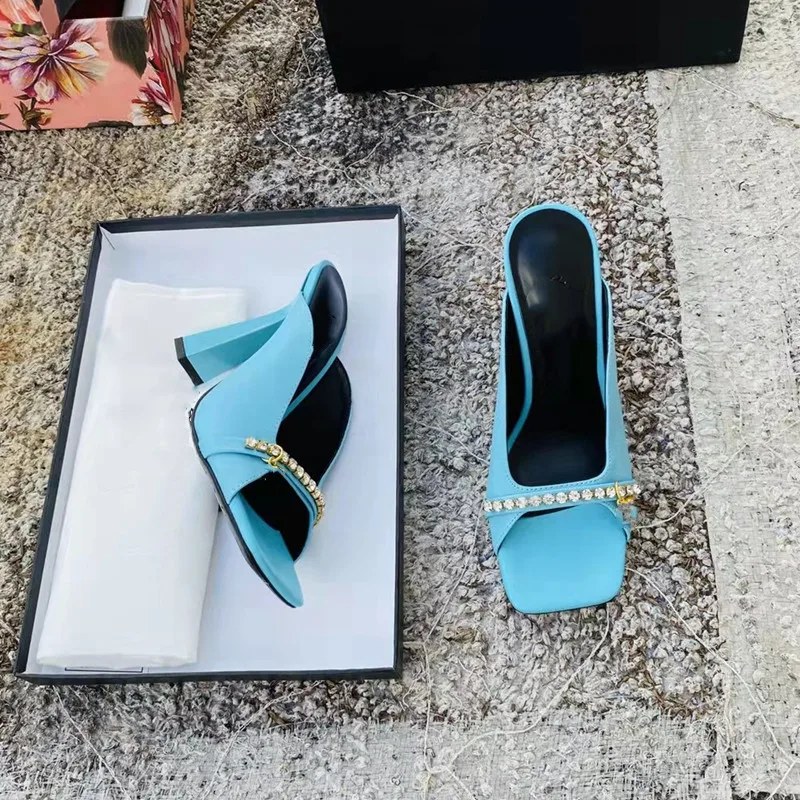 

Сандалии женские из натуральной кожи на квадратном каблуке, с кристаллами