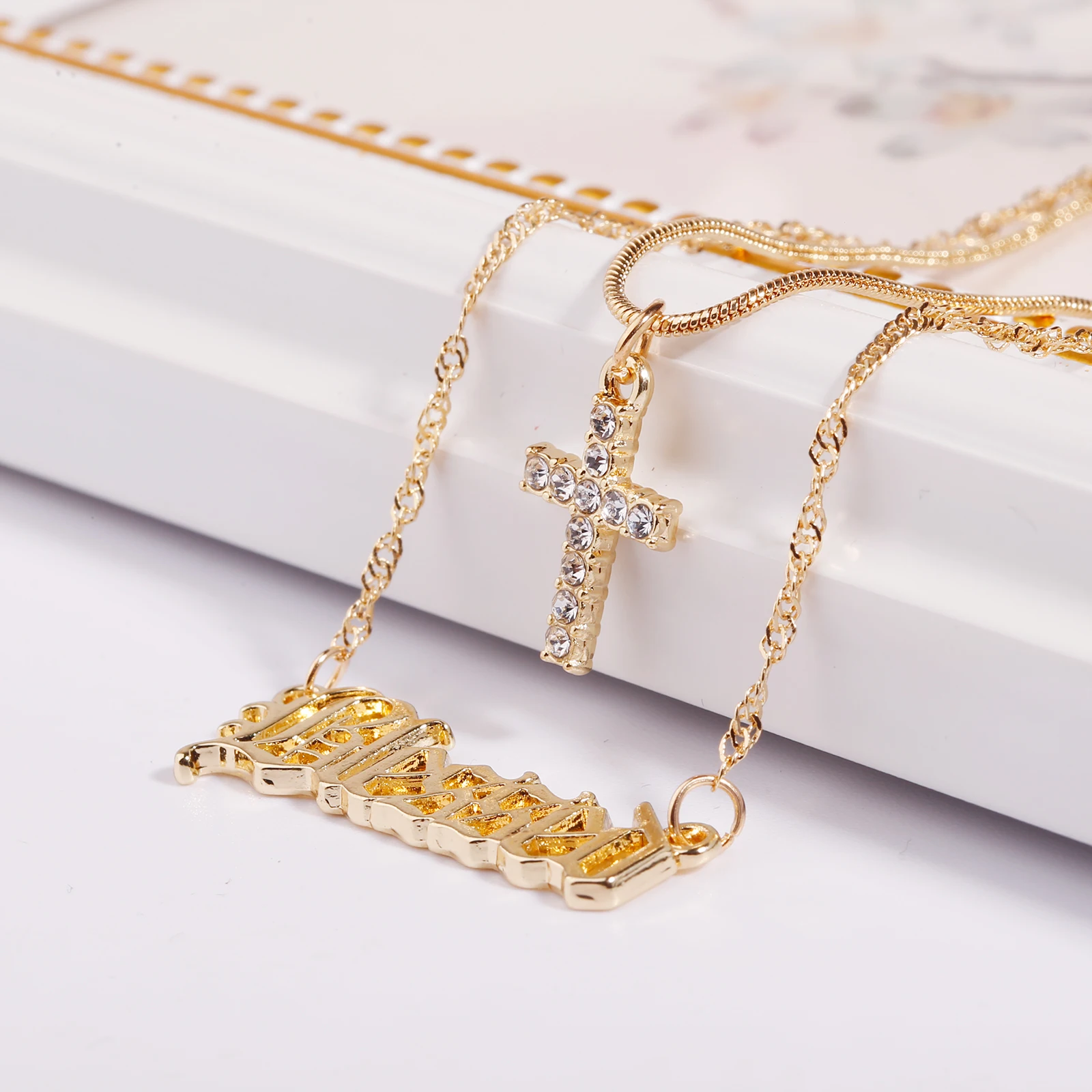 Винтажное готическое ожерелье с подвеской в виде креста кристаллами золотого