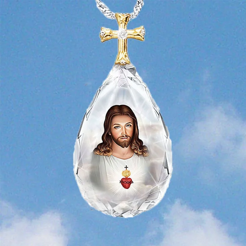 

Fashionable Golden Cross Crystal Pendant Popular Heart Shaped Jesus Pattern Necklace