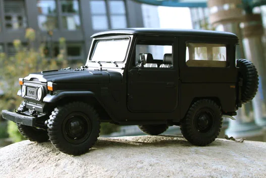 1/24 Масштаб Toyota FJ40 SUV литая модель автомобиля из сплава модель игрушки с открывающимися дверцами модель автомобиля для детей рождественские подарки игрушка - Цвет: Black