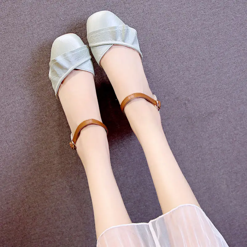 Сандалии женские на низком квадратном каблуке Нескользящие брендовые шлепанцы