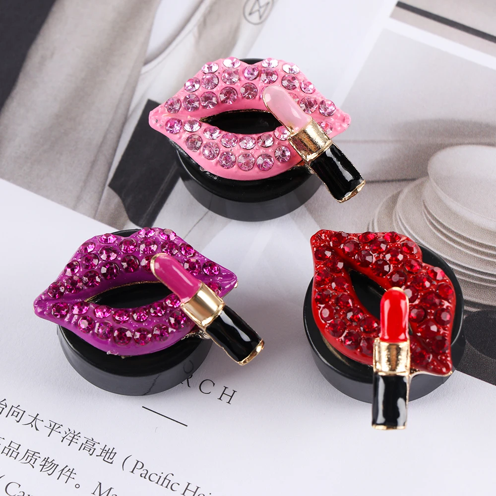 Автомобиль отделкой в виде красных губ автомобильного воздуховыпускного