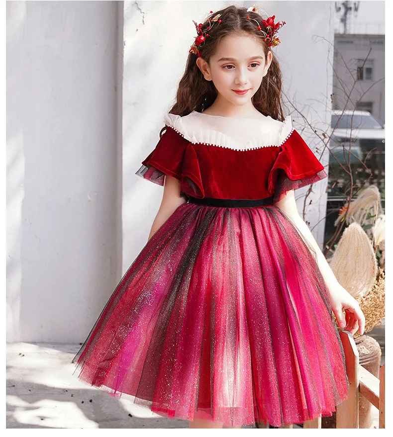 Бархатное платье для девочек с расклешенными рукавами новогоднее и
