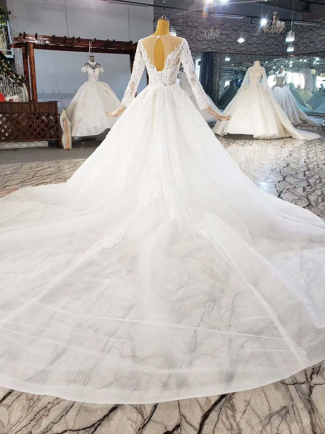 

Gorgeous Pearls Appliques Detachable Train Lace Mermaid Wedding Dress 2021 V Neck Beading Long Sleeve Vintage Bridal Gown