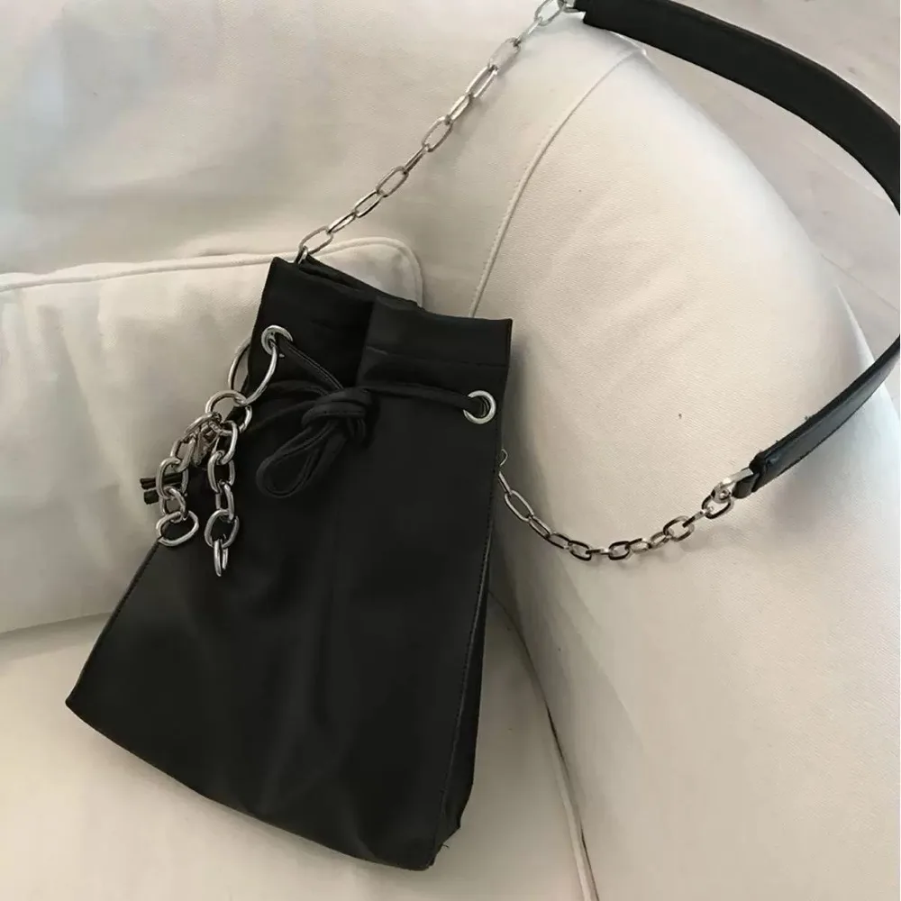 Женская кожаная сумка мешок на цепочке вместительная тоут плечо в американском