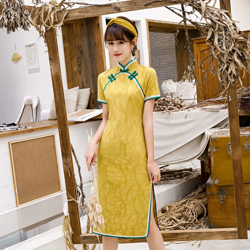 Фото Желтое женское платье-Ципао облегающее средней длины Молодежный Ципао для