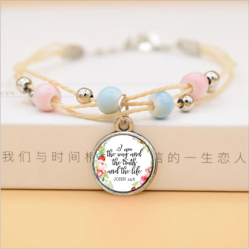 Женский браслет из керамических бусин с изображением бога в ней | Украшения и