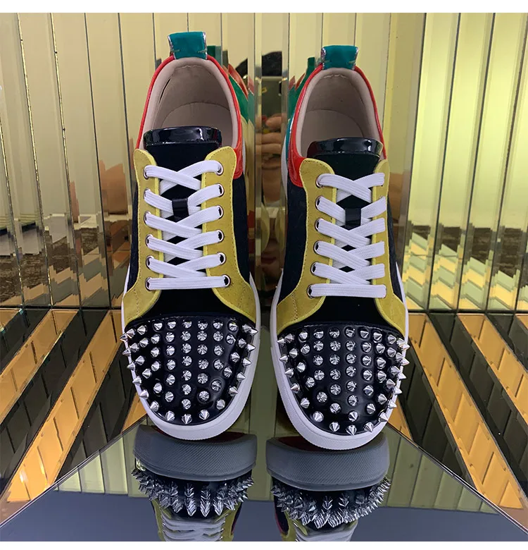 Мужские замшевые туфли с шипами на плоской подошве низким вырезом смешанные