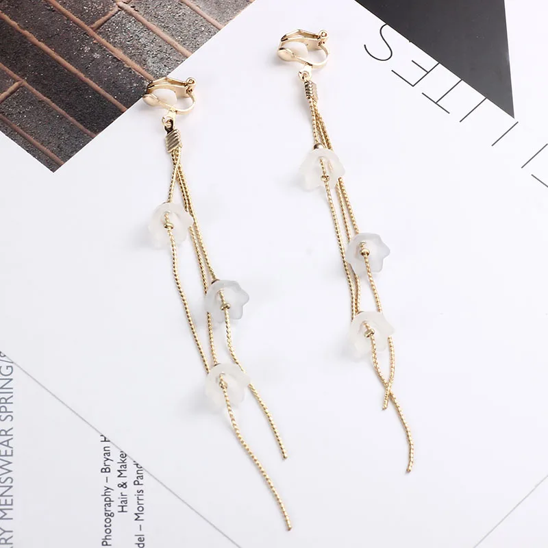 Длинные серьги клипсы золотого цвета с цепочкой элегантные без пирсинга для