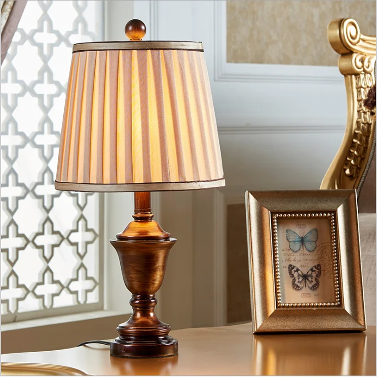 Европейские ретро коричневые полимерные художественные настольные лампы