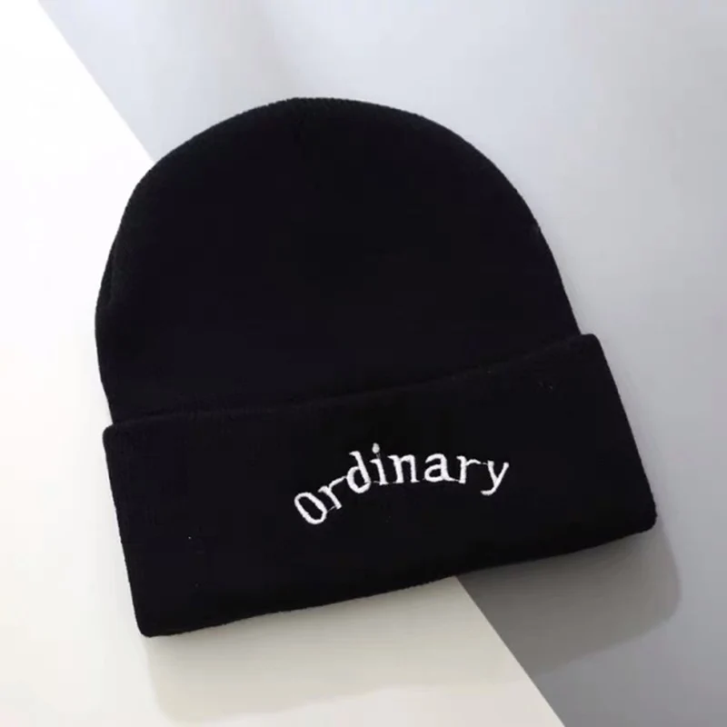 Вязаная шапка с вышитыми буквами для женщин и мужчин однотонная зимняя Осенняя