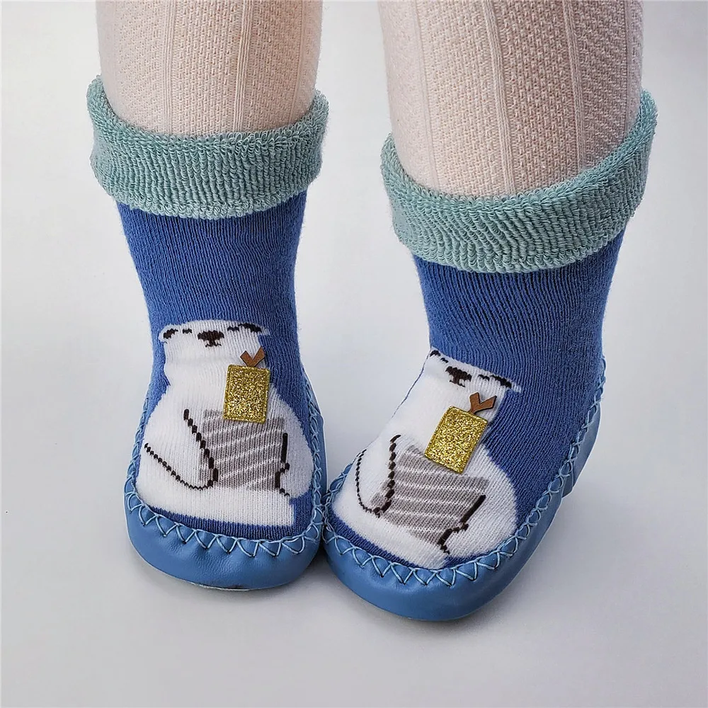 1023 Blue Polar bear Теплая обувь для маленьких мальчиков; вязаные пинетки для новорожденных; домашняя обувь для маленьких девочек; зимние тапочки для первых шагов; мягкая подошва с изображением животных - Цвет: 1023 Blue Polar bear