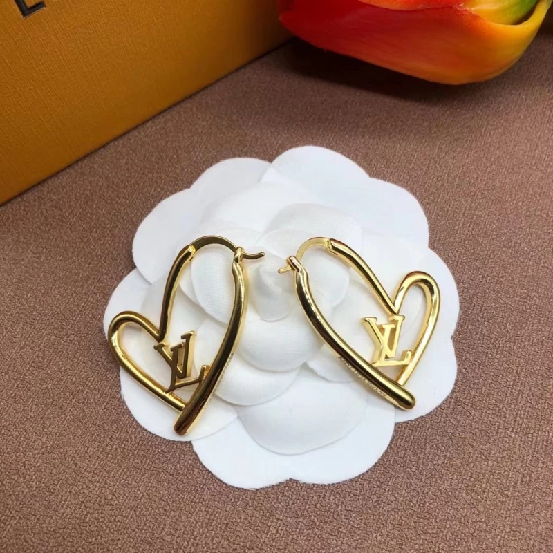 

Женские серьги-кольца с буквенным принтом