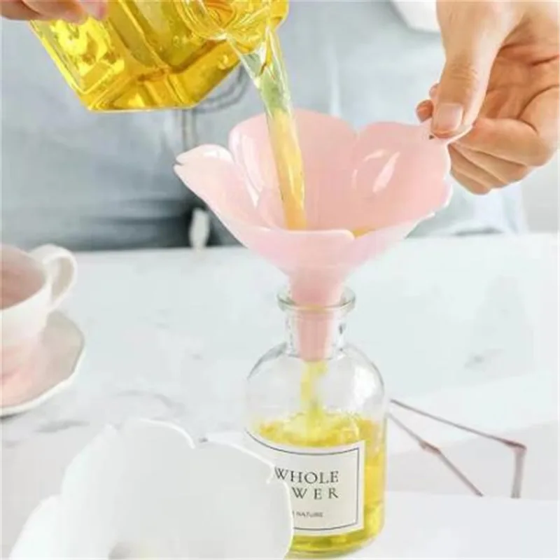 

2PCS/Set Japanese Cherry Blossom Silica Gel Style Funnels Home Olive Oil Condiments Liquid Powder Dispenser Kitchen Accessories