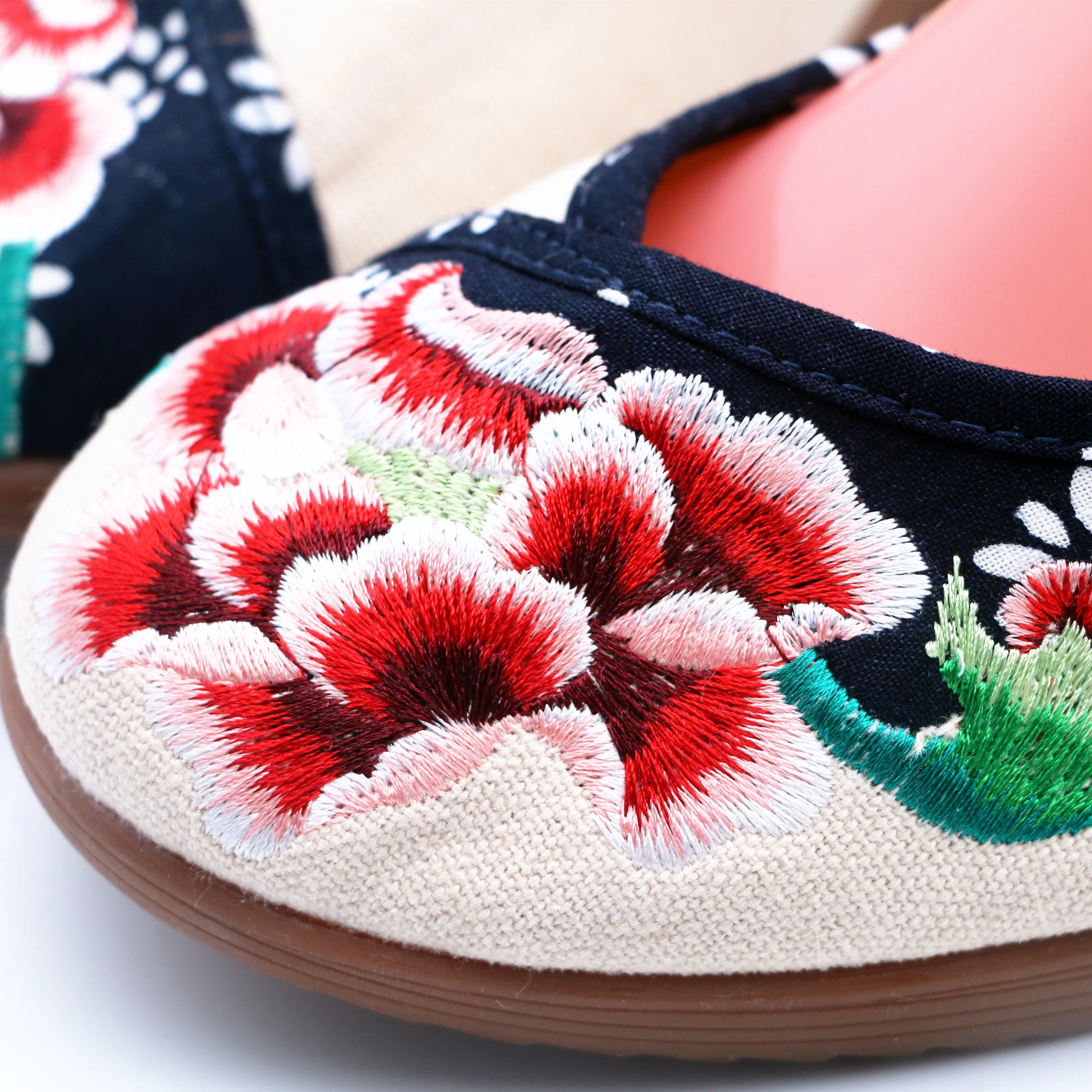 Женские туфли лодочки на танкетке с круглым носком и цветочной вышивкой