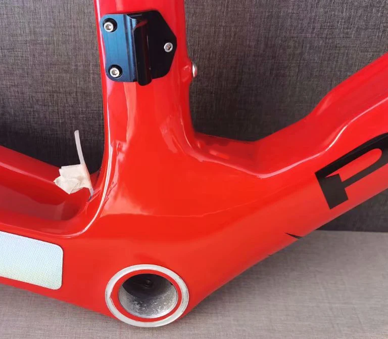 

2021 Made in taiwan red color F12 T1100 new carbon road bike frame disc bicycle frame handlebar all internal cable dpd available