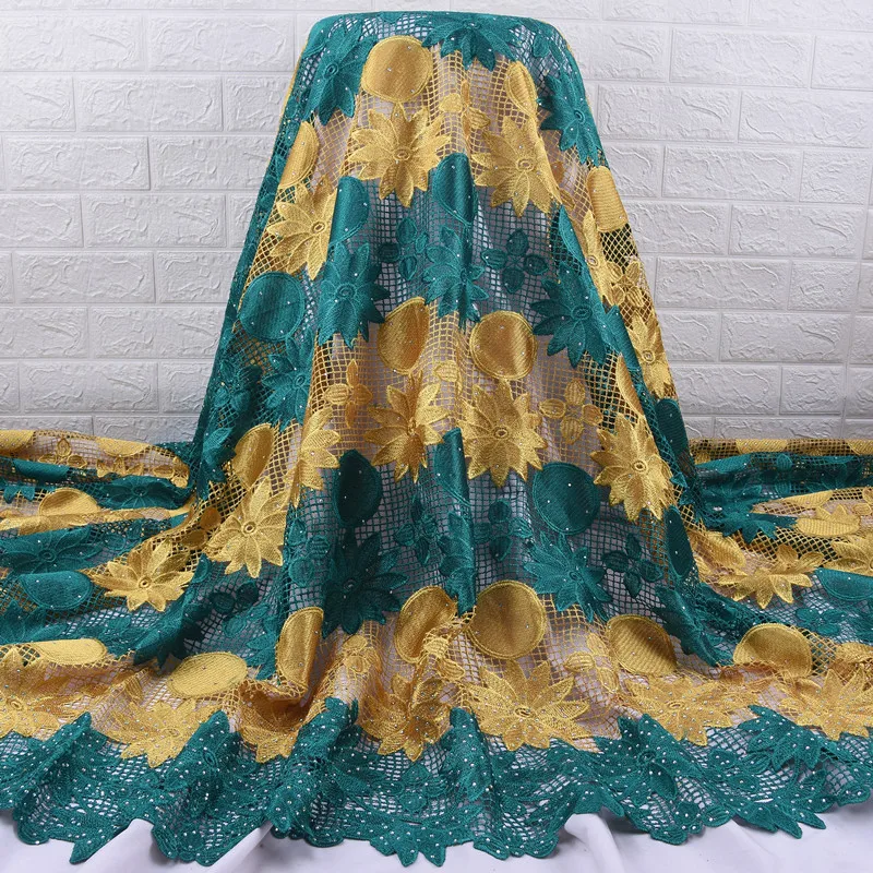 

Ткань кружевная, гипюровая, яркая, с бриллиантами