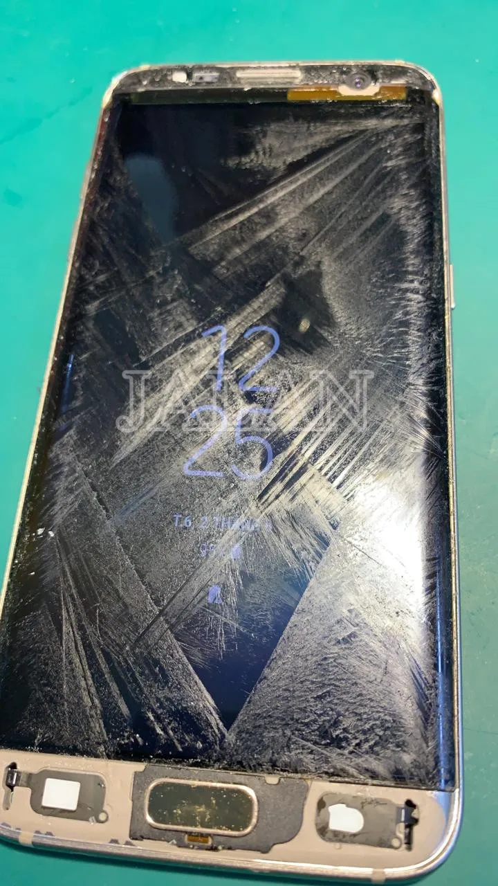 Инструмент для разбивания краев стекла помогает правильно обрезать слой ЖК