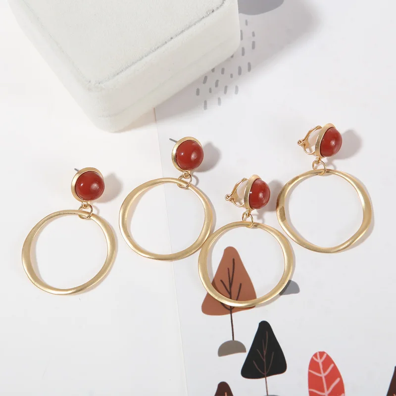 Простые матовые серьги золотистого цвета с металлическим покрытием модные