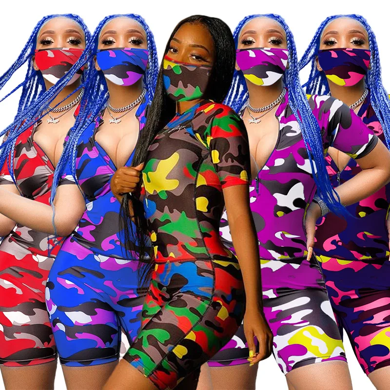 Спортивный женский костюм с маской-камуфляжом принтом коротким рукавом на