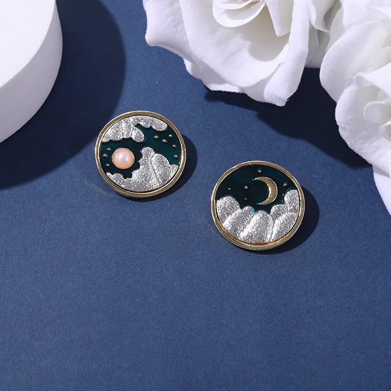 

Romantic retro skylight brooch Creative round moon night snow mountain brooch Vintage style pearl brooch Backpack Badge As Gifts