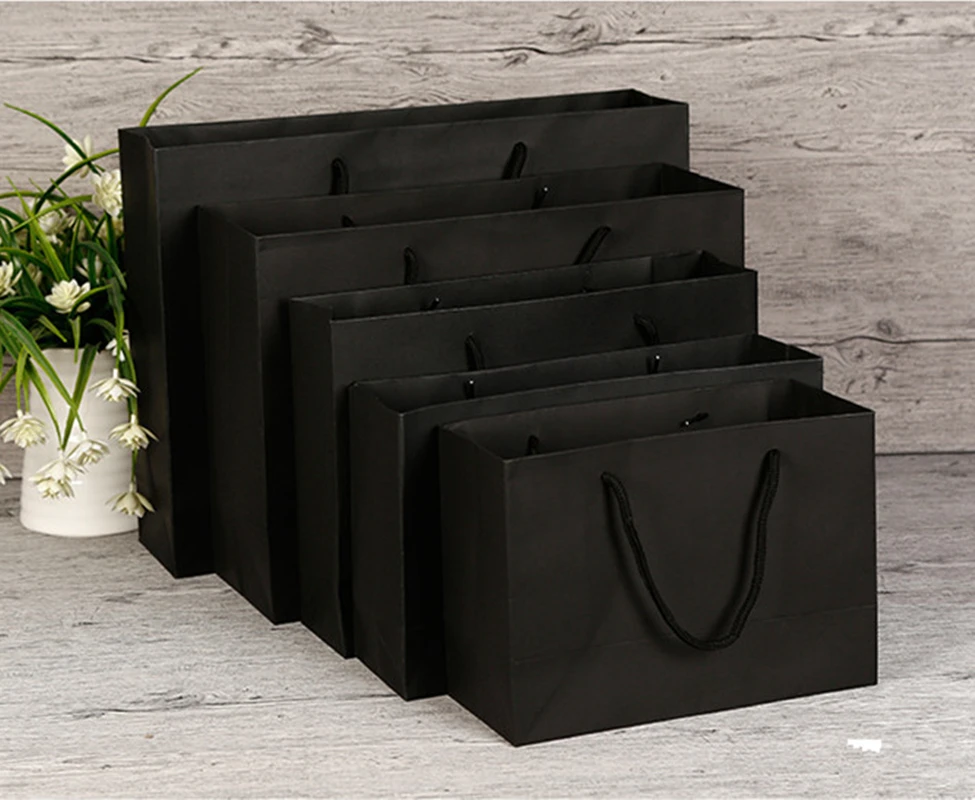 Подарочный пакет из черной бумаги с бесплатной печатью и монохромным логотипом