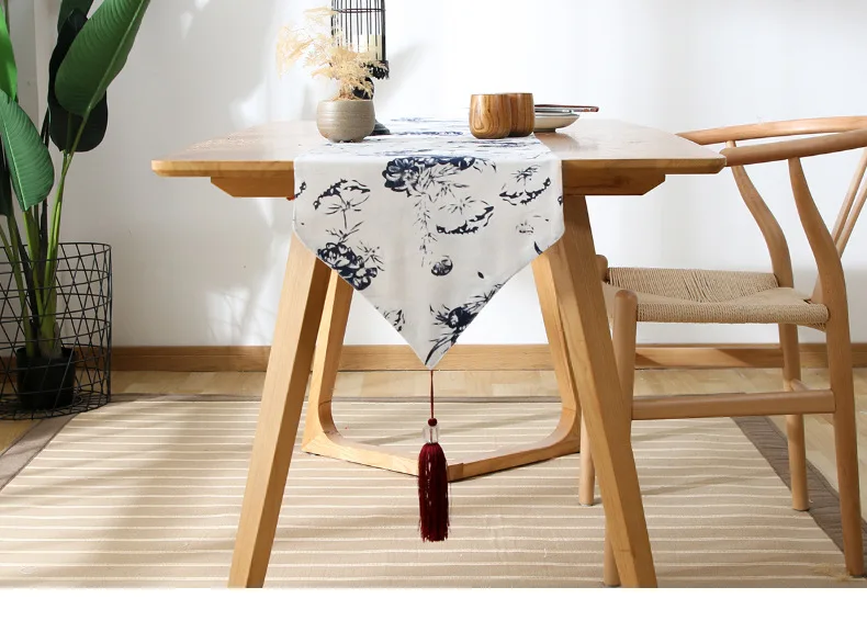 

Embossed Table Runner Luxury Home Floral Dinner Table Decoration Wedding Decor European Tasseled Tablecloths