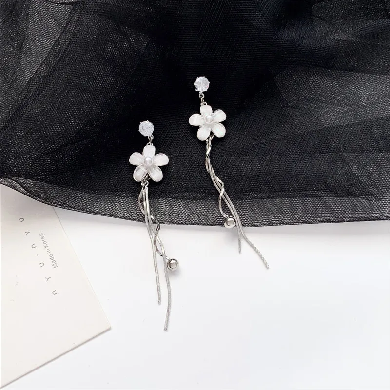 

South Korea's long tassel earrings super fairy maiden temperament metal curve eardrop female personality